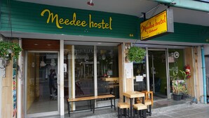 A hostel with a green awning and a sign reading "Meedee hostel". - OYO 730 Meedee Hostel (Bangkok)