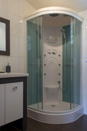 Dusche, Haartrockner, Handtücher, Toilettenpapier