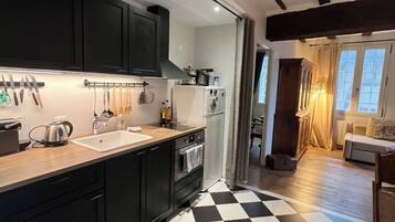 Een koelkast, een microgolfoven, een oven, een kookplaat