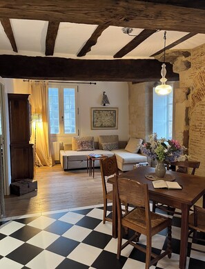 Télévision, lecteur de DVD, livres, médiathèque