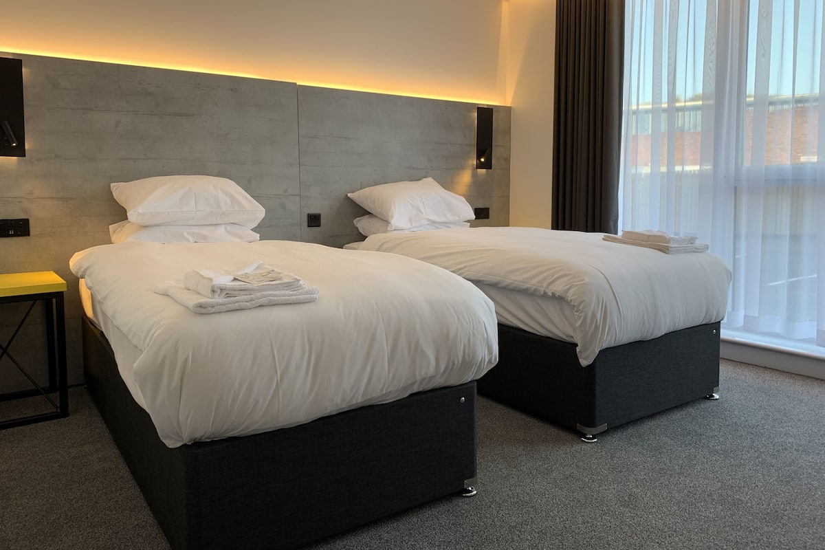 Habitación Deluxe con 2 camas individuales | Caja de seguridad en la habitación, escritorio y insonorización
