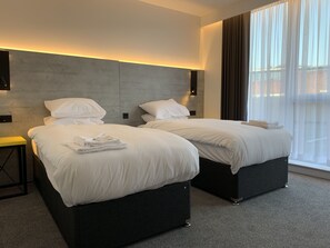 Chambre Deluxe avec lits jumeaux | Coffres-forts dans les chambres, bureau, chambres insonorisées