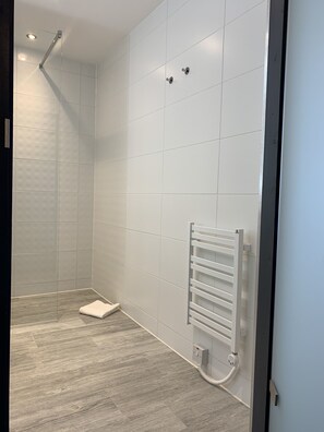 Deluxe-Zweibettzimmer | Badezimmerausstattung | Dusche, Regendusche, kostenlose Toilettenartikel, Haartrockner