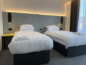 华丽双床房 | 客房内保险箱、办公桌、隔音、熨斗/熨衣板