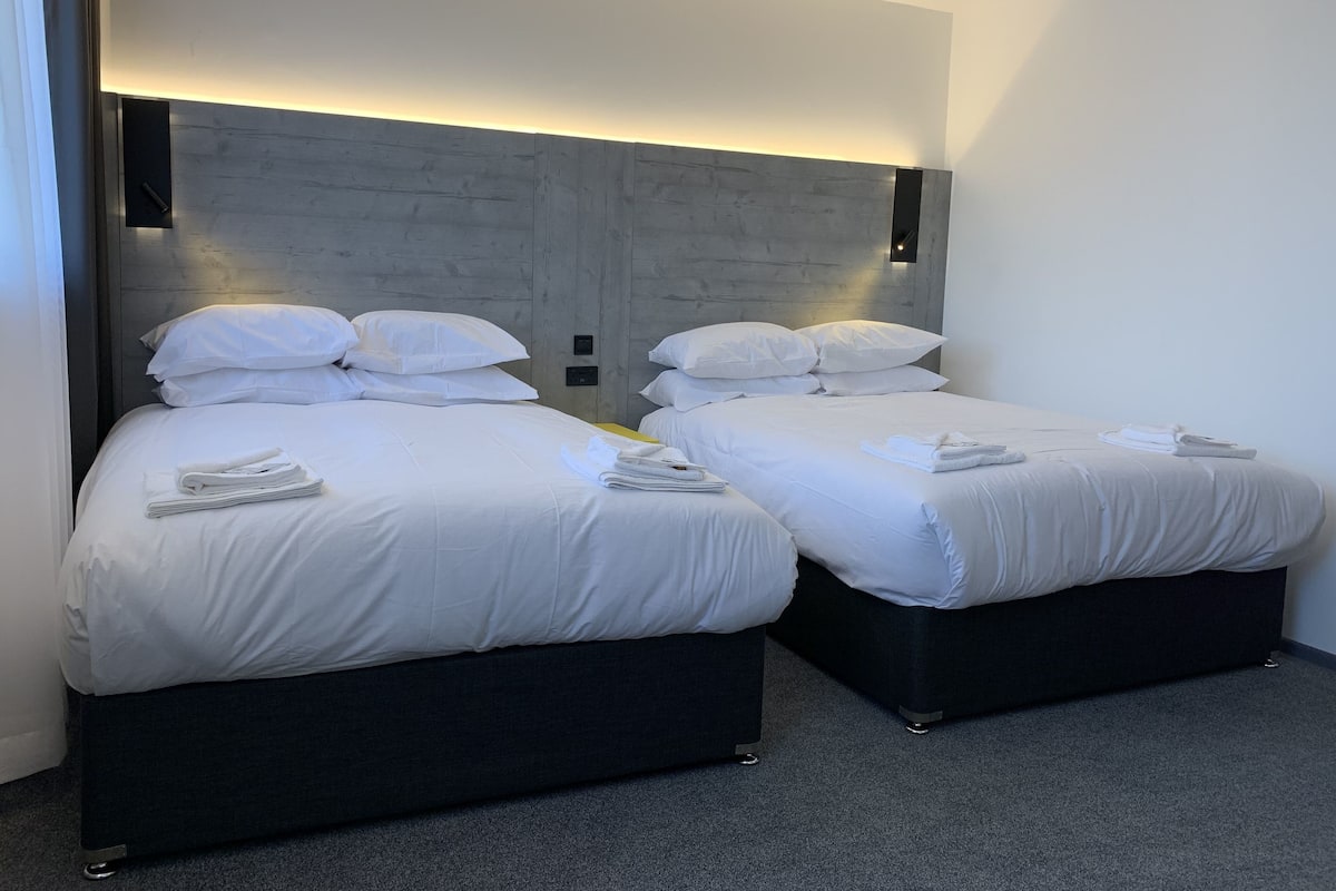 Habitación familiar | Caja de seguridad en la habitación, escritorio y insonorización