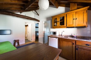 Traditional Cottage, 2 Bedrooms, Pool View | Private kitchenette