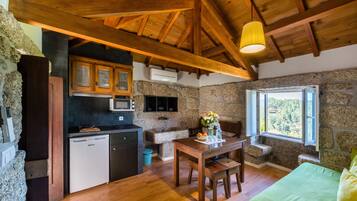 Traditional Cottage, 1 Bedroom | Private kitchen | Coffee/tea maker, electric kettle