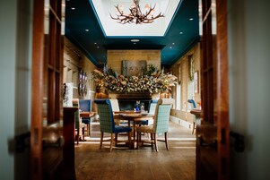 供应早餐、午餐和晚餐