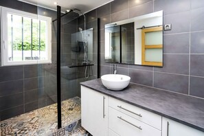 House, Multiple Bedrooms | Bathroom | Shower, rainfall showerhead, free toiletries, hair dryer