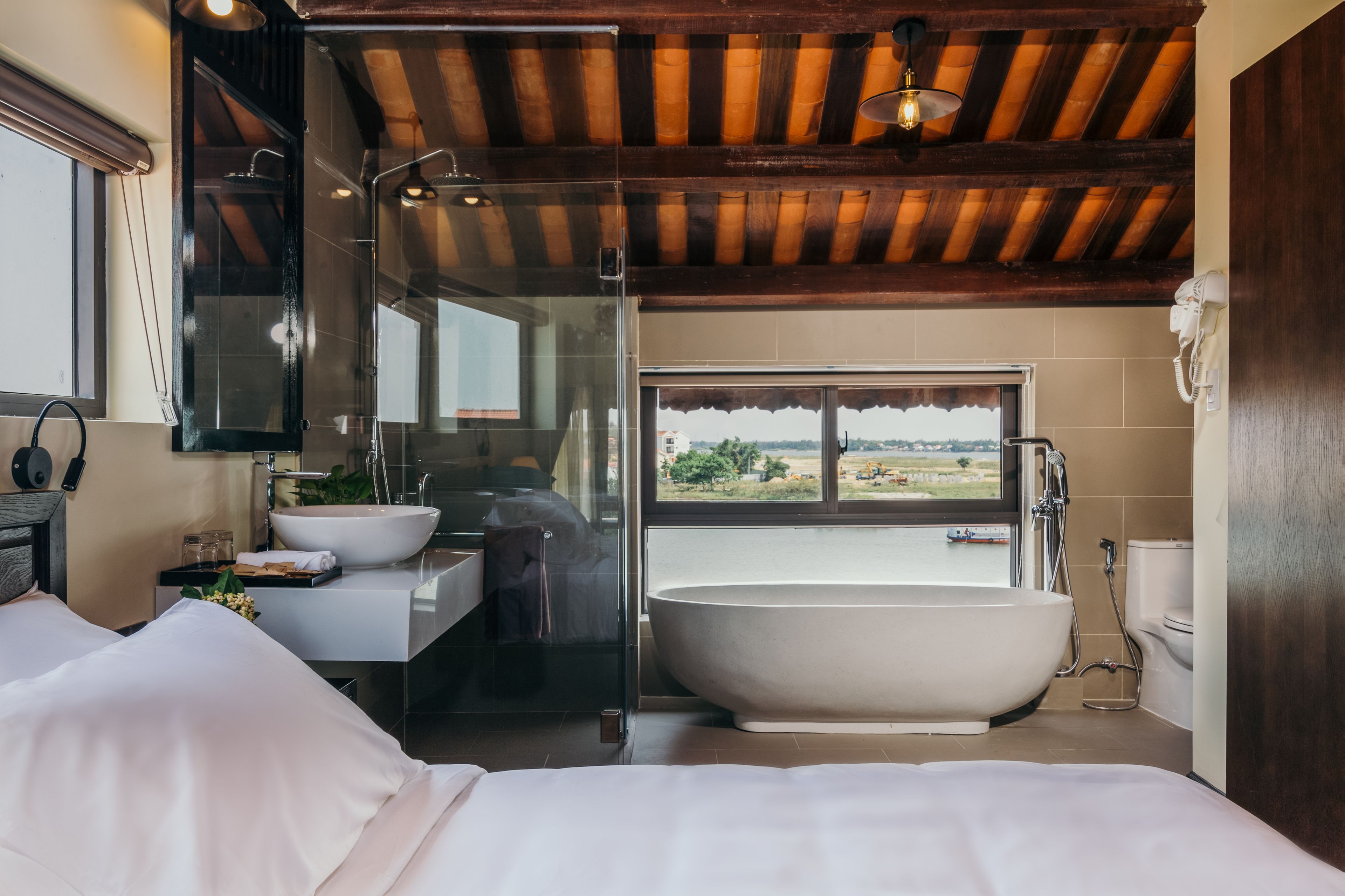 luxury suite, river view | bathroom | free toiletries, hair dryer, bathrobes, slippers