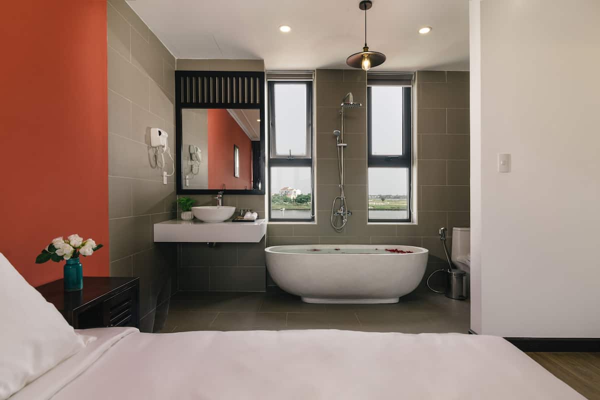 Luxe suite, uitzicht op rivier | Een minibar, een kluis op de kamer, een bureau, verduisterende gordijnen