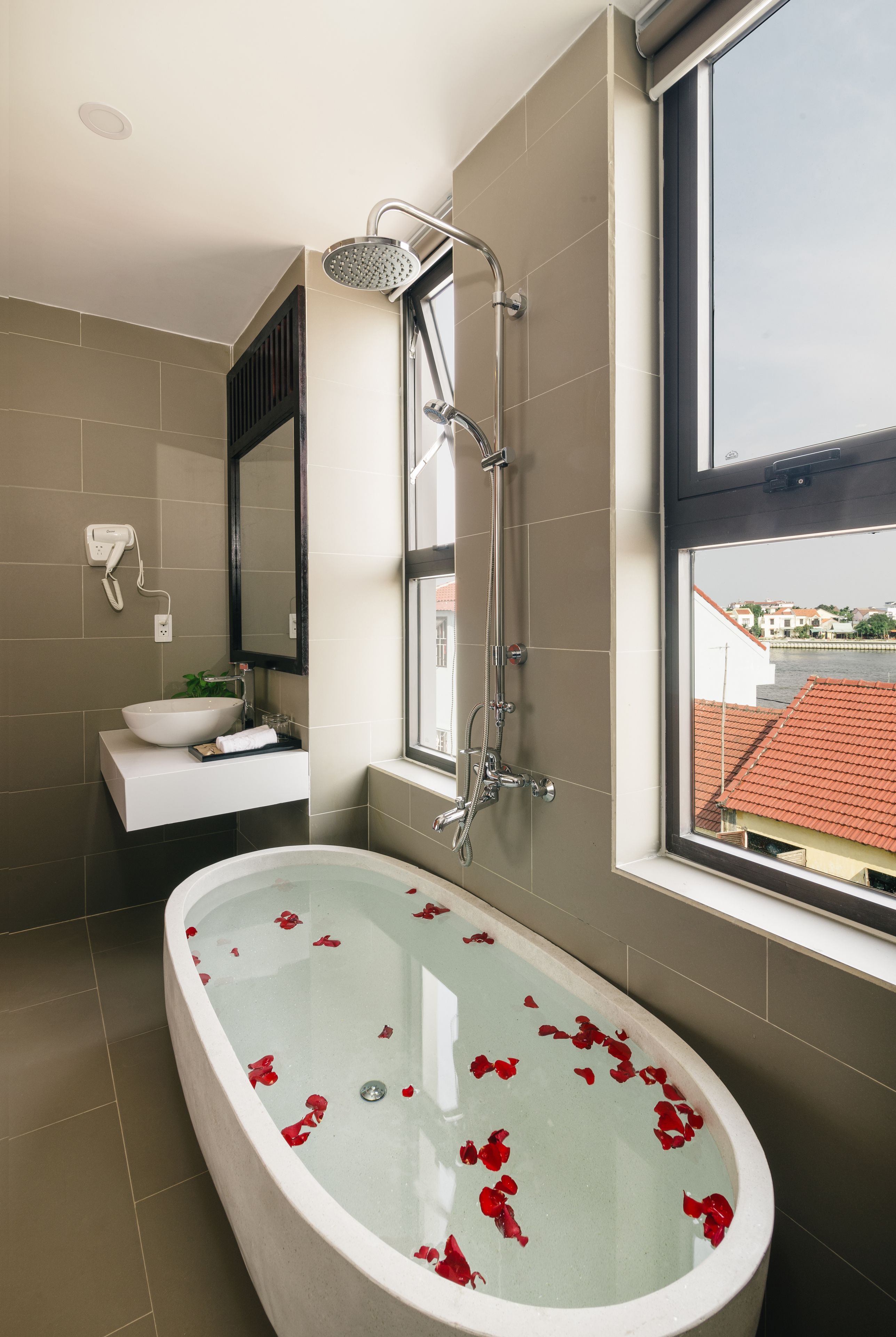 luxury suite, river view | bathroom | free toiletries, hair dryer, bathrobes, slippers