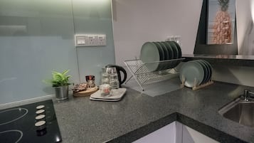 Kühlschrank, Mikrowelle, Herdplatte, Wasserkocher