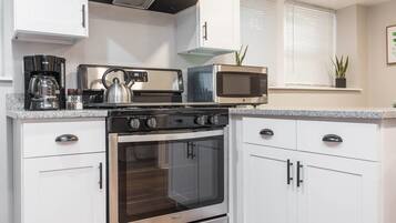 Apartment (3 Bedrooms) | Private kitchen | Microwave, stovetop, dishwasher