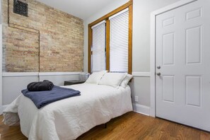 Apartment (2 Bedrooms) | 2 bedrooms, iron/ironing board, free WiFi - Depaul 2 BDR - Walk to Train, University, and More (Chicago)