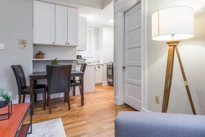 Interior - Depaul 2 BDR - Walk to Train, University, and More (Chicago)