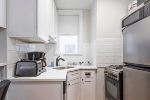 Apartment (2 Bedrooms) | Private kitchen | Microwave, stovetop, dishwasher, cookware/dishes/utensils - Depaul 2 BDR - Walk to Train, University, and More (Chicago)