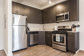 Apartment (1 Bedroom) | Private kitchen | Microwave, stovetop, dishwasher, cookware/dishes/utensils - Juniper Mist - Modern 1 Bdr in Downtown (Chicago)