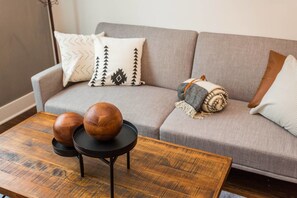 Apartment (3 Bedrooms) | Living room | TV
