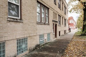 Exterior - Safe and Simple in Avondale (Chicago)