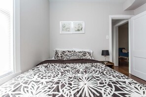 Room - Safe and Simple in Avondale (Chicago)