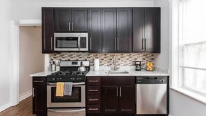 Microwave, stovetop, dishwasher, cookware/dishes/utensils - Safe and Simple in Avondale (Chicago)