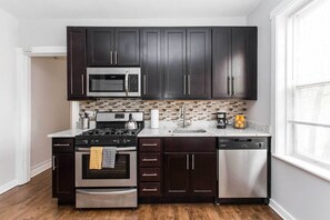 Microwave, stovetop, dishwasher, cookware/dishes/utensils - Safe and Simple in Avondale (Chicago)