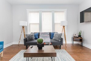 Living room - Safe and Simple in Avondale (Chicago)