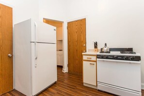 Apartment (3 Bedrooms) | Private kitchen | Microwave, stovetop, cookware/dishes/utensils - Live Like a Local - Downtown 3 BDR Gem (Chicago)