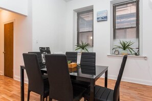 Dining - Live Like a Local - Downtown 3 BDR Gem (Chicago)