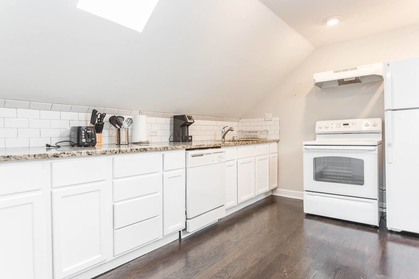 Apartment (2 Bedrooms) | Private kitchen | Microwave, stovetop, cookware/dishes/utensils