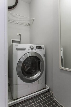 Apartment (2 Bedrooms) | Laundry - Unique Wrigleyville Gem (Chicago)
