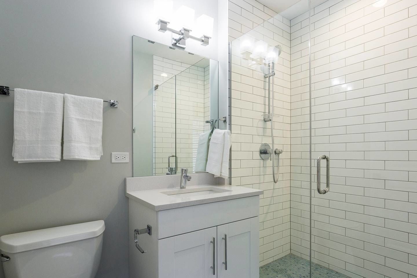 Apartment (2 Bedrooms) | Bathroom | Free toiletries, hair dryer, towels