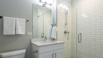 Apartment (2 Bedrooms) | Bathroom | Free toiletries, hair dryer, towels