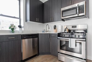 Apartment (1 Bedroom) | Private kitchen | Microwave, stovetop, dishwasher, cookware/dishes/utensils - Chestnut Charm - Modern 1 BDR in Downtown (Chicago)