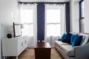 Apartment (1 Bedroom) | Living room | TV - Chestnut Charm - Modern 1 BDR in Downtown (Chicago)