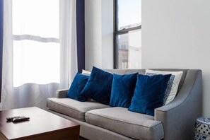 Apartment (1 Bedroom) | Living room | TV - Chestnut Charm - Modern 1 BDR in Downtown (Chicago)