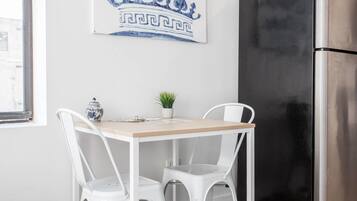 Apartment (1 Bedroom) | Private kitchen | Microwave, stovetop, dishwasher, cookware/dishes/utensils