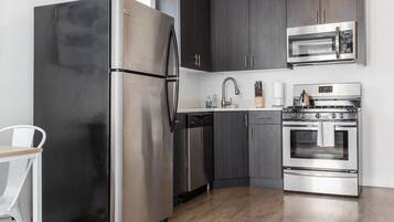 Apartment (1 Bedroom) | Private kitchen | Microwave, stovetop, dishwasher, cookware/dishes/utensils