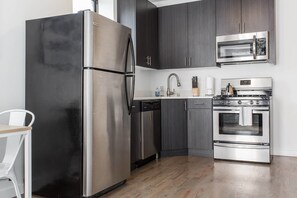 Apartment (1 Bedroom) | Private kitchen | Microwave, stovetop, dishwasher, cookware/dishes/utensils - Chestnut Charm - Modern 1 BDR in Downtown (Chicago)