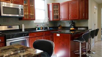 Apartment (3 Bedrooms) | Private kitchen | Microwave, stovetop, cookware/dishes/utensils