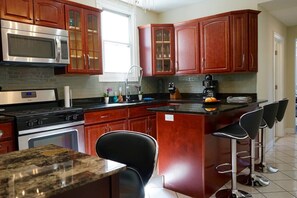 Apartment (3 Bedrooms) | Private kitchen | Microwave, stovetop, cookware/dishes/utensils - A One-way Ticket to Comforttown (Chicago)