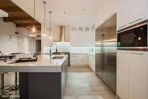 Apartment (3 Bedrooms) | Private kitchen | Microwave, oven, stovetop, dishwasher - Spacious & Private 3 BDR Luxury Condo in Downtown (Chicago)