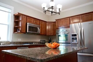 Apartment (3 Bedrooms) | Private kitchen | Microwave, stovetop, dishwasher, coffee/tea maker - The Pinnacle - Peace, Perfection, Practicality (Chicago)