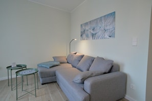 Apartamento família (401 - plus cleaning Fee 30 EUR) | Sala de estar | TV de tela plana