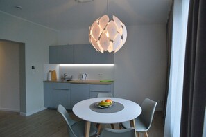 Appartement familial (401 - plus cleaning Fee 30 EUR) | Repas dans la chambre