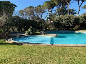 Piscine extérieure, parasols de plage, chaises longues