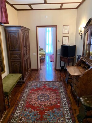 Suite clásica, 1 cama de matrimonio grande, accesible para personas con discapacidad | 1 dormitorio, minibar, caja fuerte y mobiliario individual