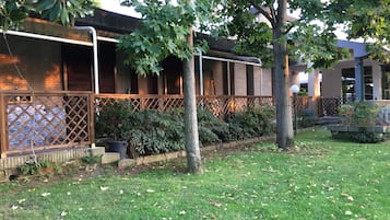 Comfort-Doppel- oder -Zweibettzimmer, 1 Schlafzimmer, Nichtraucher, Poolblick | Terrasse/Patio