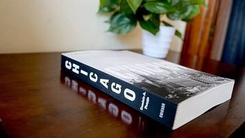 A book titled "DE-AGG" on a wooden table.